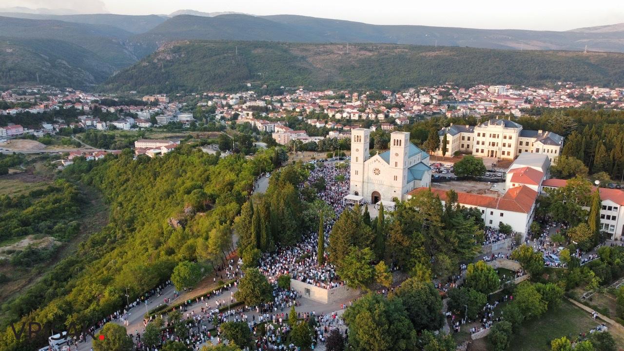 Široki Brijeg: Tisuće vjernika na Uočnici Velikoj Gospi