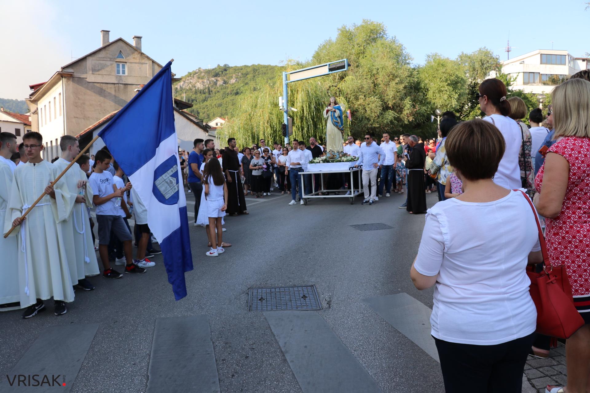 Procesija ulicama Širokog Brijega uoči blagdana Velike Gospe