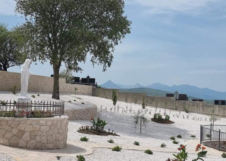 Ljubuški: U Zvirićima uređen spomenik Kraljici mira “Došli smo ti majko draga”