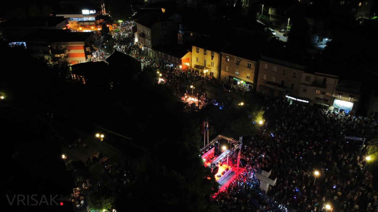 Uz hitove Magazina pjevalo i plesalo više tisuća Širokobriježana i gostiju