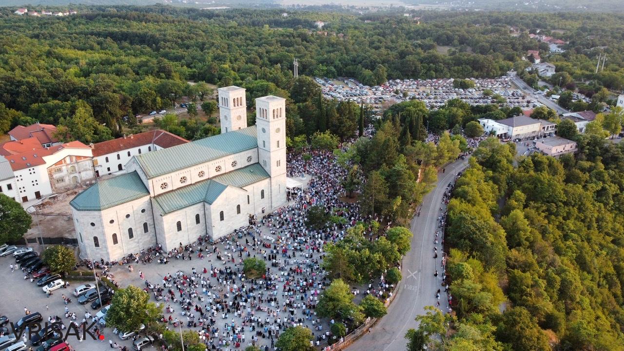 Široki Brijeg: Tisuće vjernika na Uočnici Velikoj Gospi