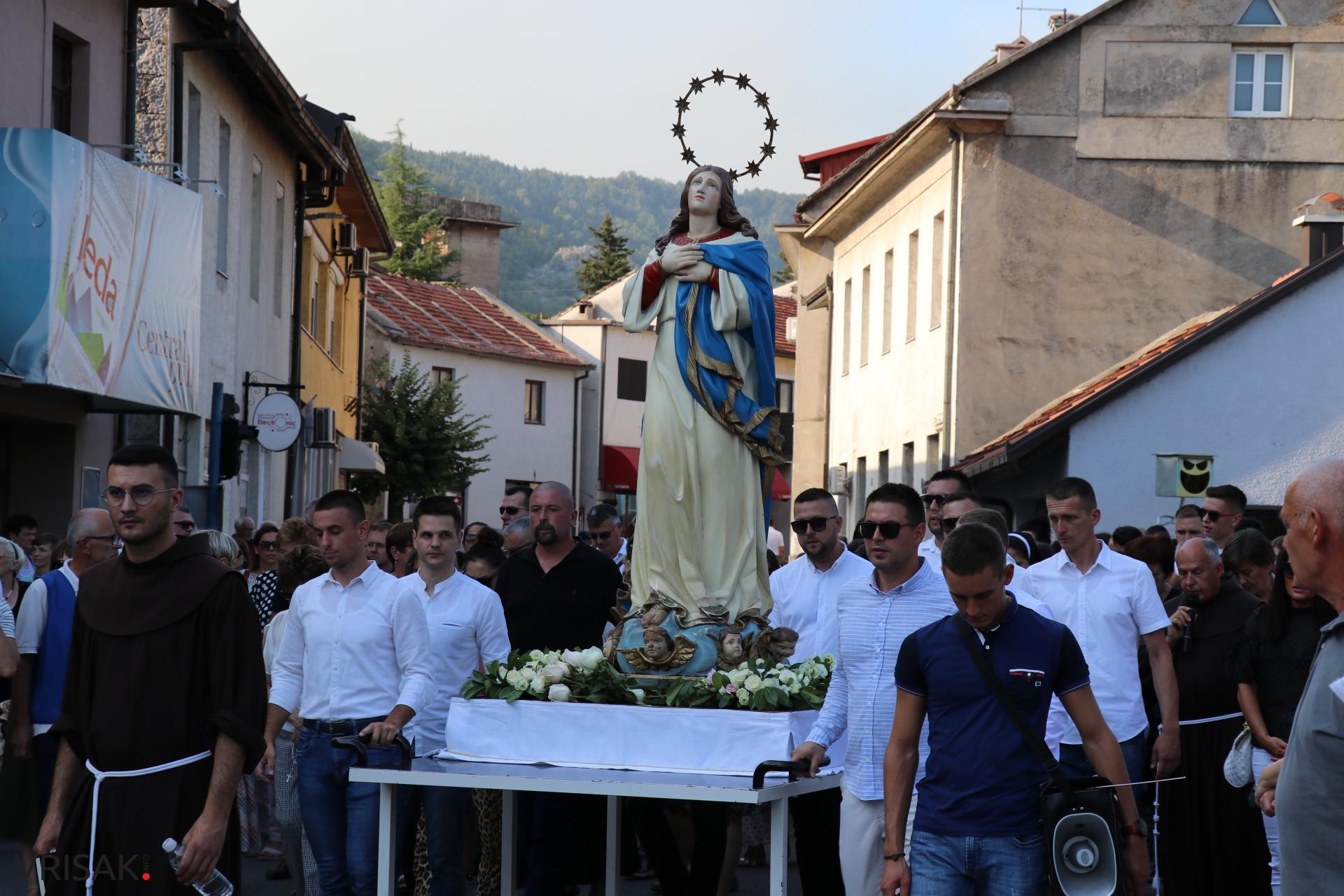 Procesija ulicama Širokog Brijega uoči blagdana Velike Gospe
