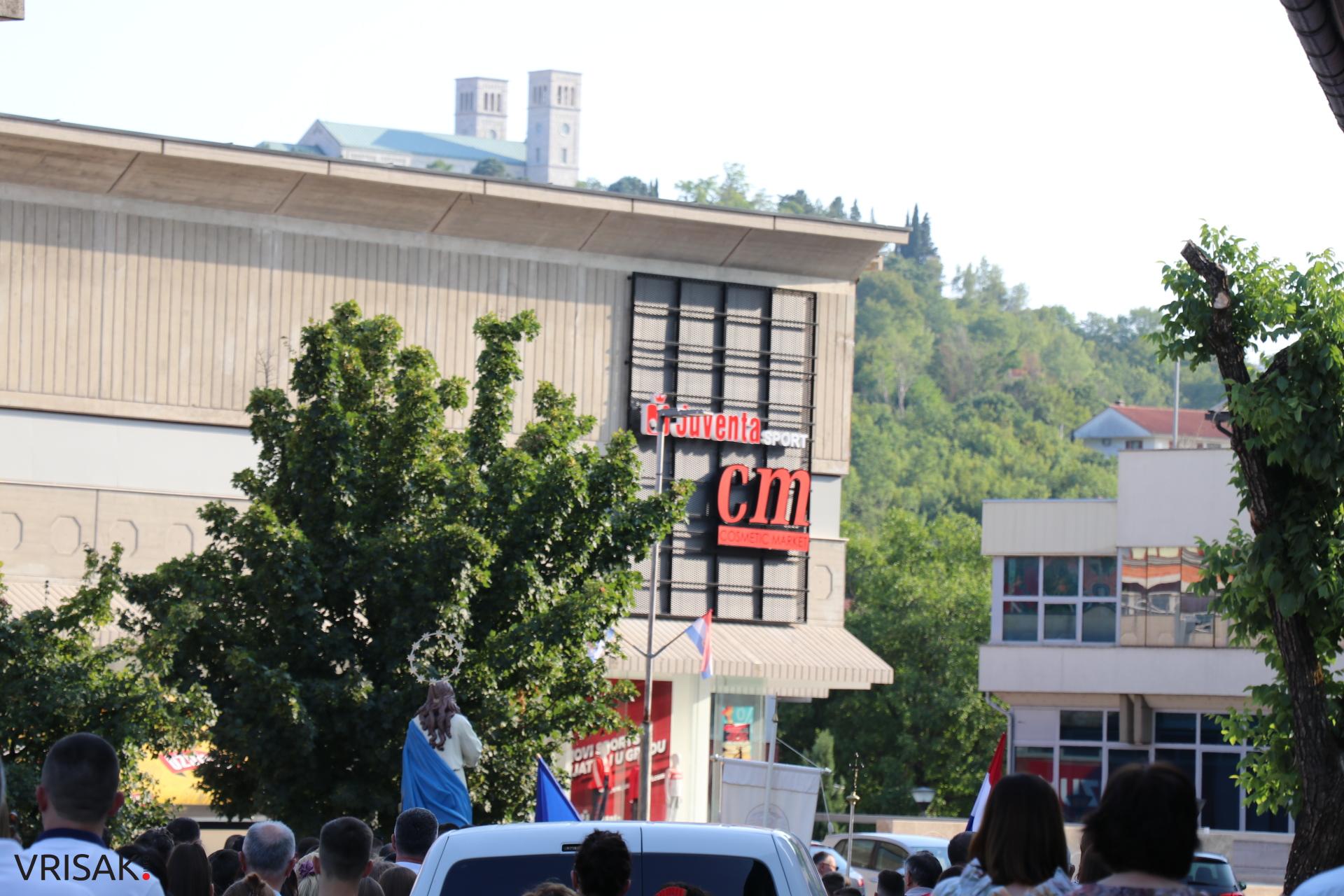 Procesija ulicama Širokog Brijega uoči blagdana Velike Gospe