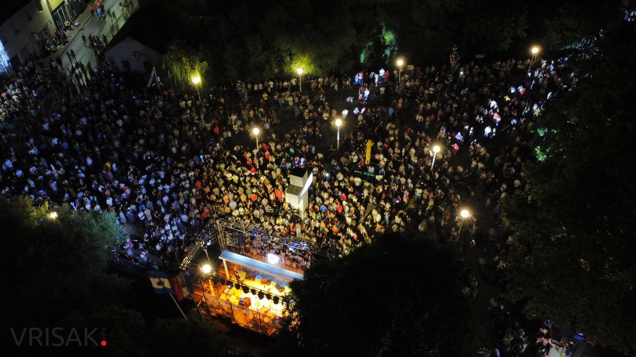 Uz hitove Magazina pjevalo i plesalo više tisuća Širokobriježana i gostiju