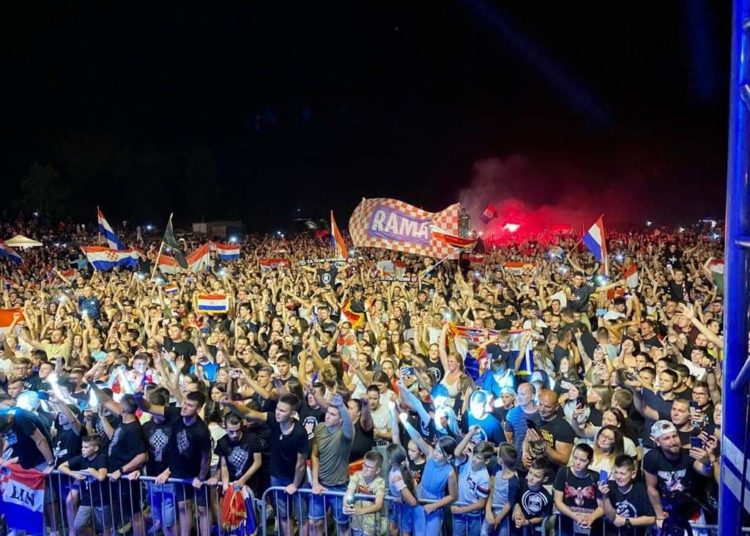 Spektakl u Drinovcima: Više od 10.000 ljudi na koncertu Marka Perkovića Thompsona