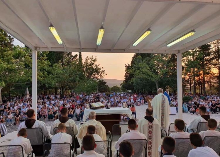 Vjerni puk spreman je za Uočnicu i blagdan Velike Gospe na Širokom Brijegu