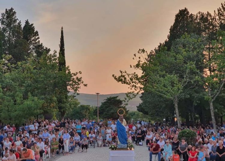 Vjerni puk spreman je za Uočnicu i blagdan Velike Gospe na Širokom Brijegu
