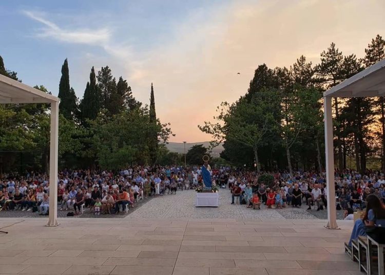 Vjerni puk spreman je za Uočnicu i blagdan Velike Gospe na Širokom Brijegu