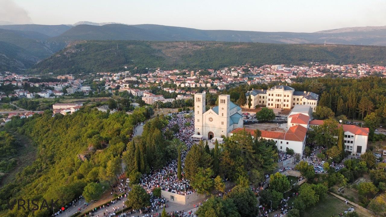 Široki Brijeg: Tisuće vjernika na Uočnici Velikoj Gospi