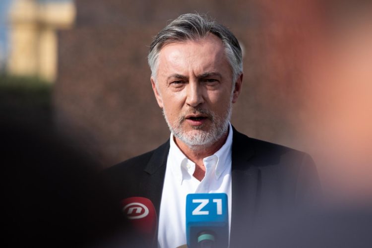 Škoro: Izlazim iz vašeg društva