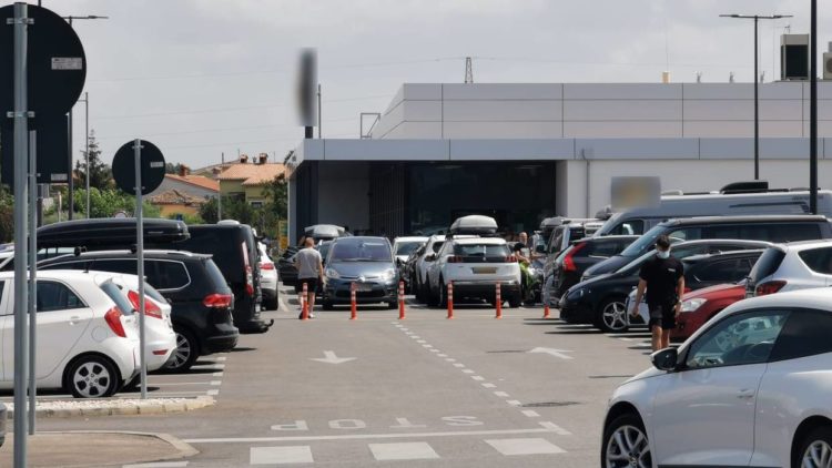 Njemački par u Hrvatskoj ostavio curice u autu sat vremena dok su oni šopingirali: Završile u bolnici
