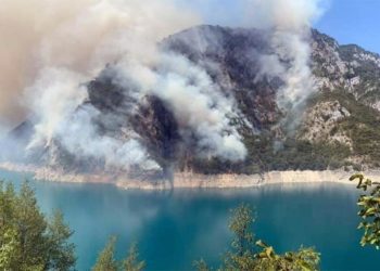 Požar u Jablanici guta sve pred sobom: Ugroženi objekti na lokaciji Komadinovo vrelo