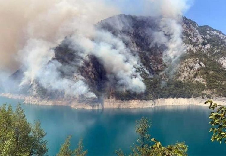 Požar u Jablanici guta sve pred sobom: Ugroženi objekti na lokaciji Komadinovo vrelo