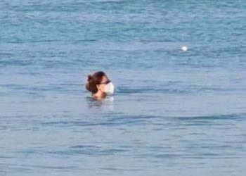 Neki ne skidaju masku ni dok plivaju