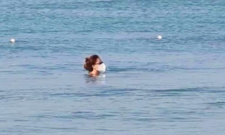 Neki ne skidaju masku ni dok plivaju