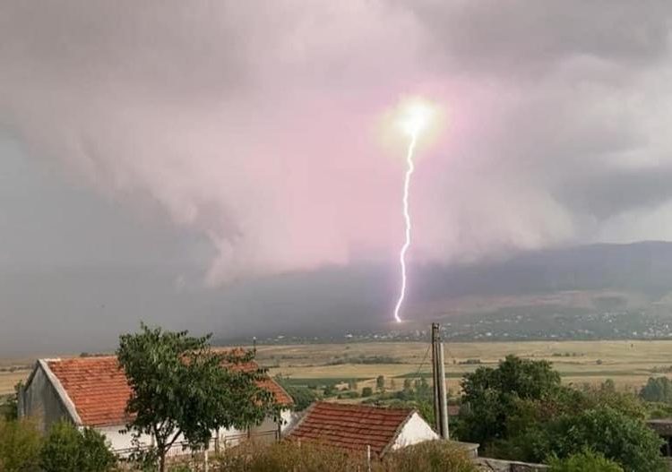 Pogledajte udar groma iznad Mostarskog blata