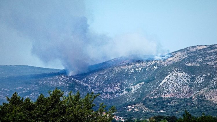 Brojni požari u Hercegovini, nebo nad Mostarom sivo je od dima i pepela