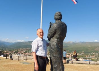 Nagradu za najbolju domoljubnu pjesmu na manifestaciji »Stijeg slobode – Stina pradidova« za 2021. ponio je književnik Miljenko Stojić