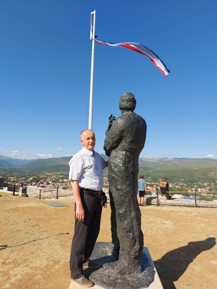 Nagradu za najbolju domoljubnu pjesmu na manifestaciji »Stijeg slobode – Stina pradidova« za 2021. ponio je književnik Miljenko Stojić