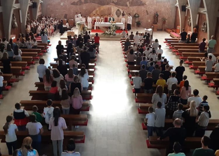 Kočerin: Misom započela škola, djeci darovana Biblija