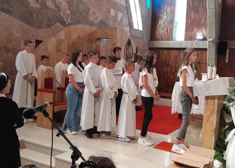 Kočerin: Misom započela škola, djeci darovana Biblija