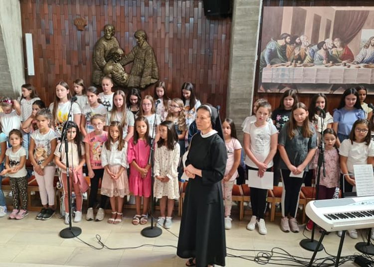 Kočerin: Misom započela škola, djeci darovana Biblija