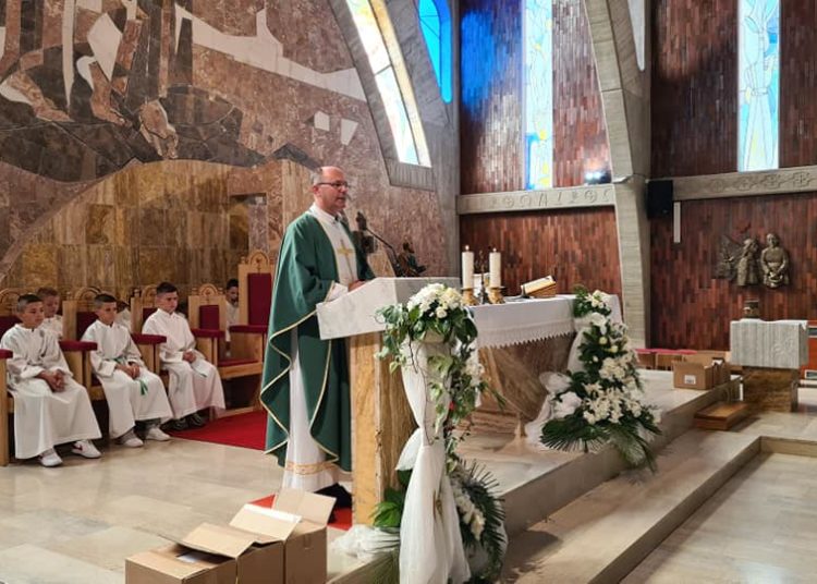 Kočerin: Misom započela škola, djeci darovana Biblija