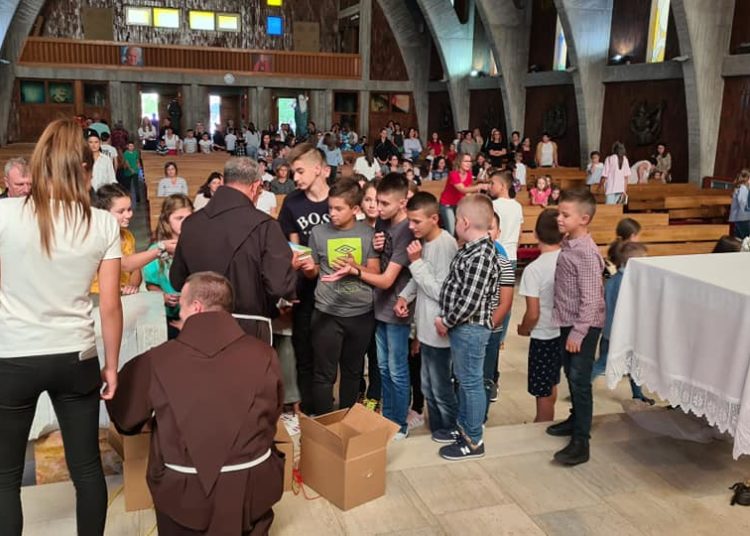Kočerin: Misom započela škola, djeci darovana Biblija
