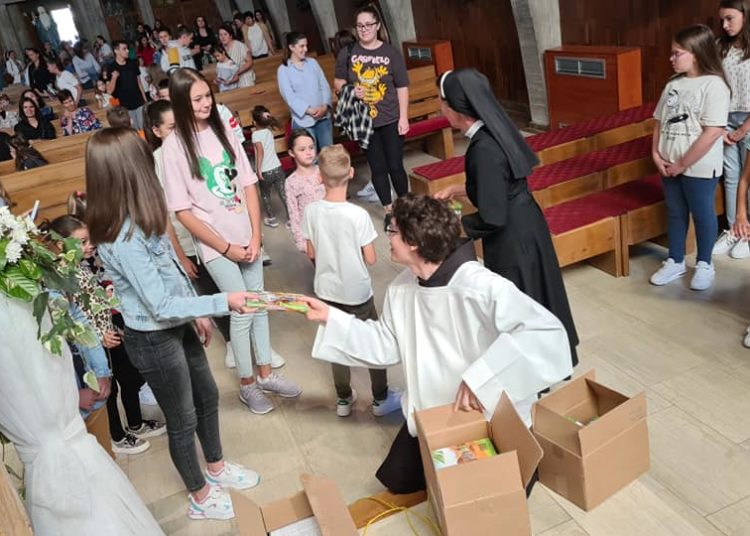 Kočerin: Misom započela škola, djeci darovana Biblija