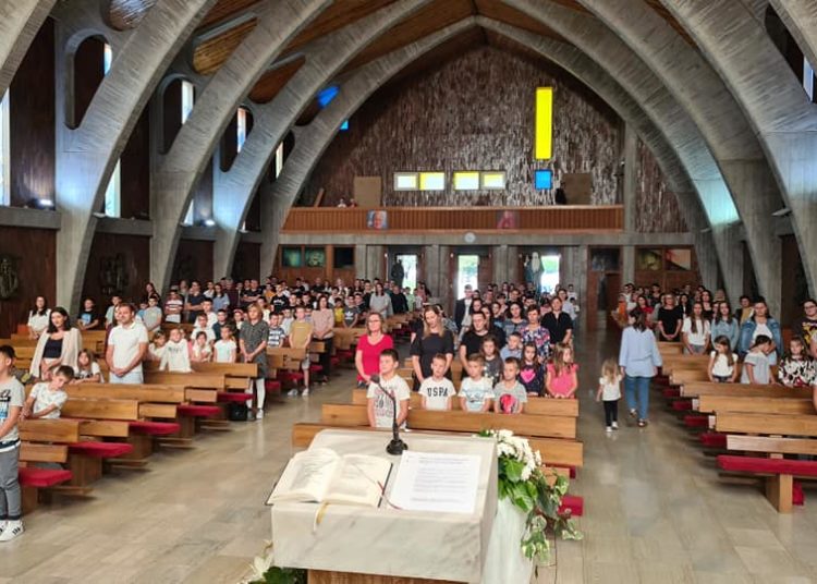 Kočerin: Misom započela škola, djeci darovana Biblija