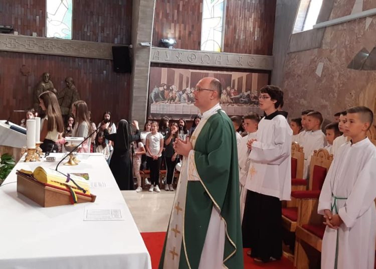 Kočerin: Misom započela škola, djeci darovana Biblija