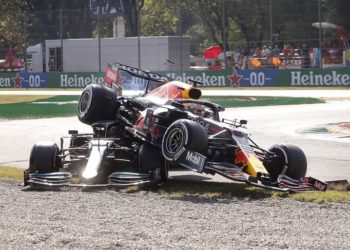 Teška nesreća na utrci Formule 1: Sudarila se dvojica vodećih, tragedija izbjegnuta za dlaku!