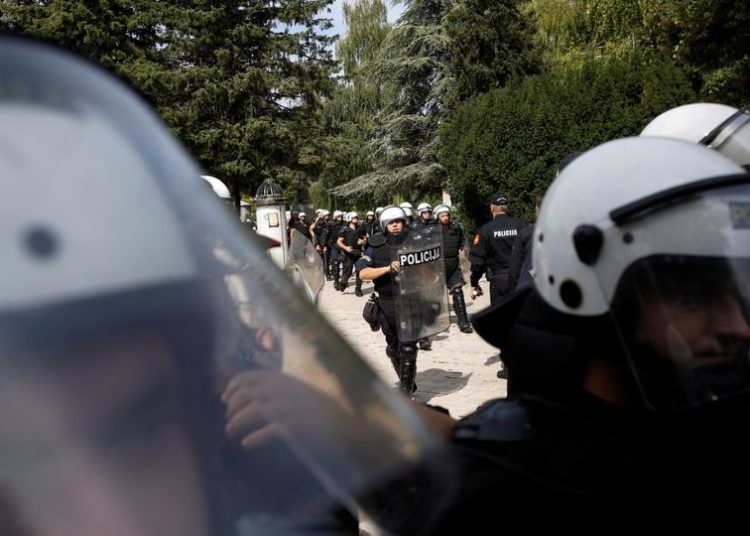 Ustoličen mitropolit Joanikije: Policija od jutra baca suzavce, prosvjednici zapalili gume