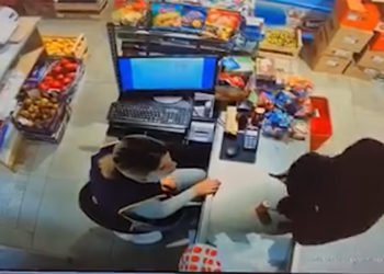 Pogledajte kako je hrabra radnica aktivirala alarm i otjerala razbojnika