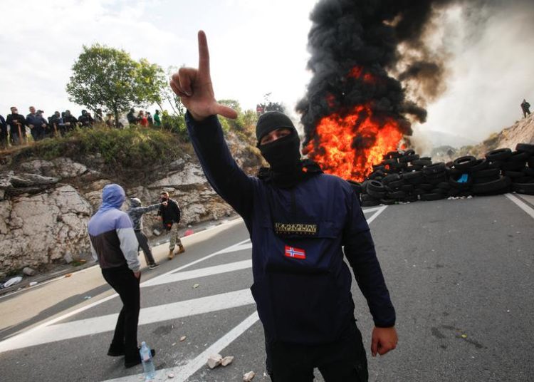 Ustoličen mitropolit Joanikije: Policija od jutra baca suzavce, prosvjednici zapalili gume