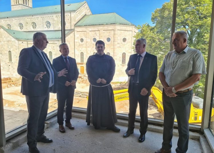 Čović i Milas posjetili Franjevački samostan u Širokom Brijegu
