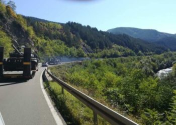 Zrakoplovi Vojske Srbije nadlijetali prijelaz Jarinje, srpski mediji tvrde da tenkovi idu prema granici s Kosovom