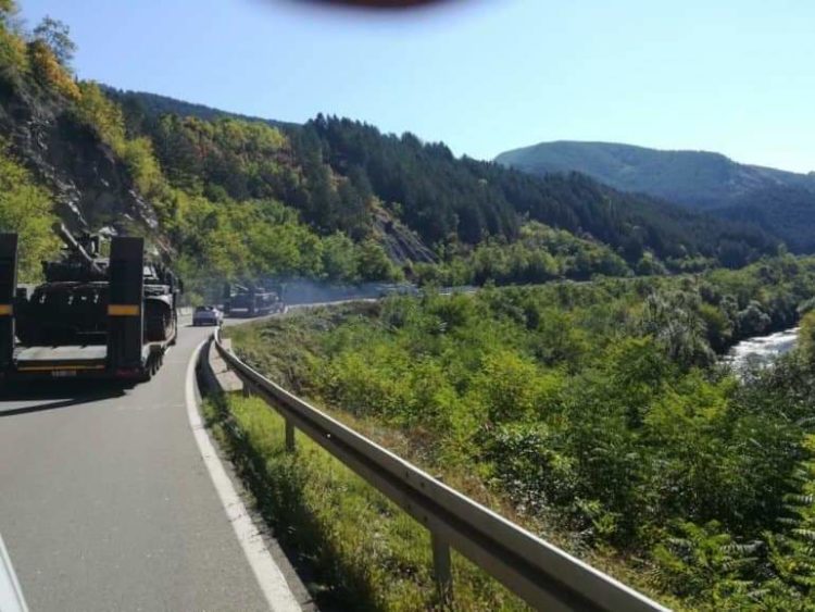 Zrakoplovi Vojske Srbije nadlijetali prijelaz Jarinje, srpski mediji tvrde da tenkovi idu prema granici s Kosovom