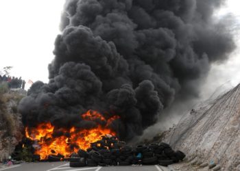 Ustoličen mitropolit Joanikije: Policija od jutra baca suzavce, prosvjednici zapalili gume