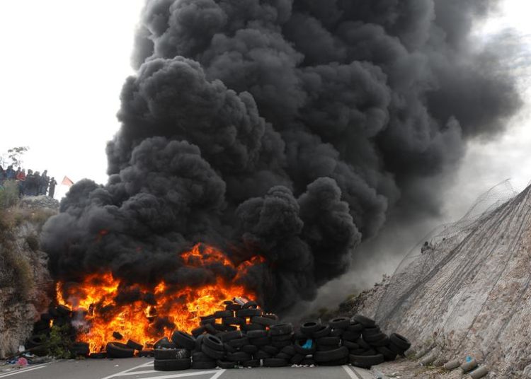 Ustoličen mitropolit Joanikije: Policija od jutra baca suzavce, prosvjednici zapalili gume