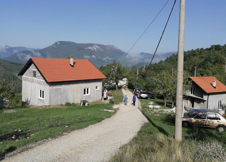Posvećeno spomen obilježje i služena sveta misa za stradale s područja Radešine u općini Konjic