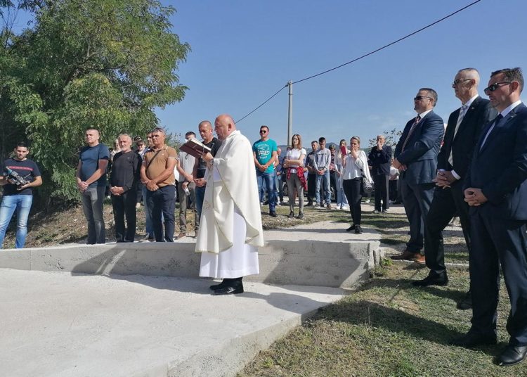 Posvećeno spomen obilježje i služena sveta misa za stradale s područja Radešine u općini Konjic