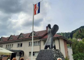 Vareš: U krugu crkve ponovno podignuta zastava hrvatskog naroda u BiH