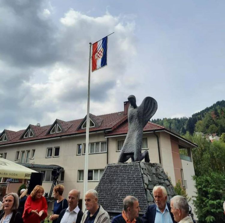 Vareš: U krugu crkve ponovno podignuta zastava hrvatskog naroda u BiH