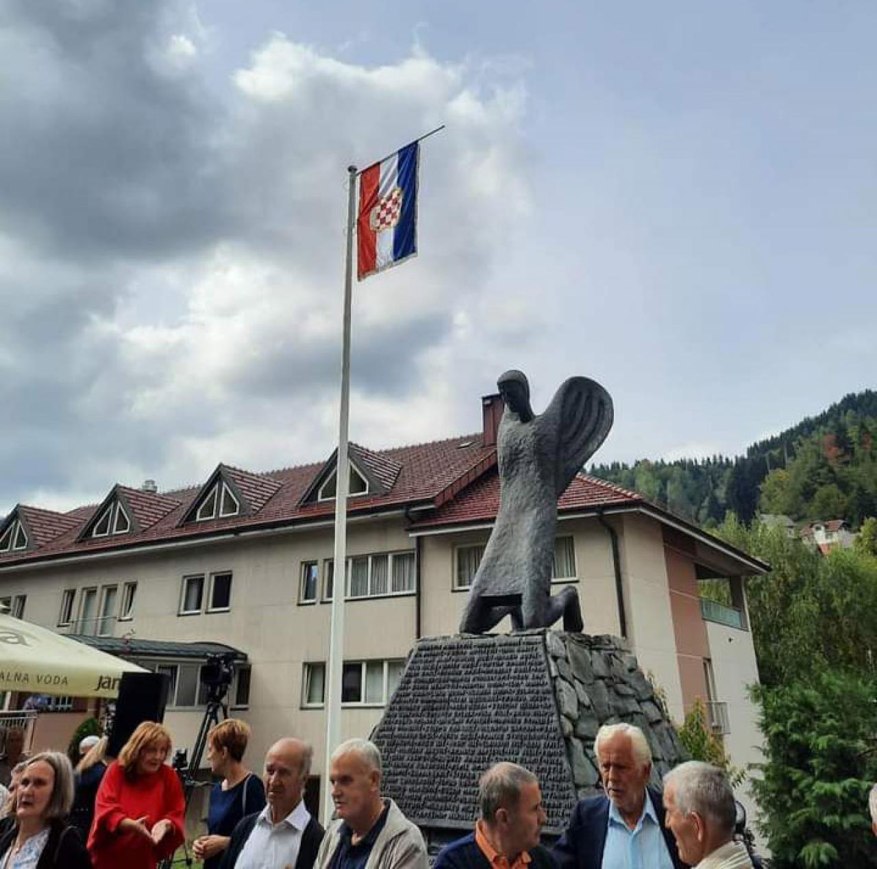 Vareš: U krugu crkve ponovno podignuta zastava hrvatskog naroda u BiH – Vrisak.info
