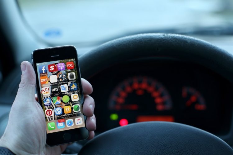 Osim što je opasno, korištenje mobitela u vožnji ima još jedan negativni utjecaj