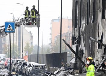 U padu aviona na zgradu u Milanu poginulo osmero ljudi, među kojima i dijete