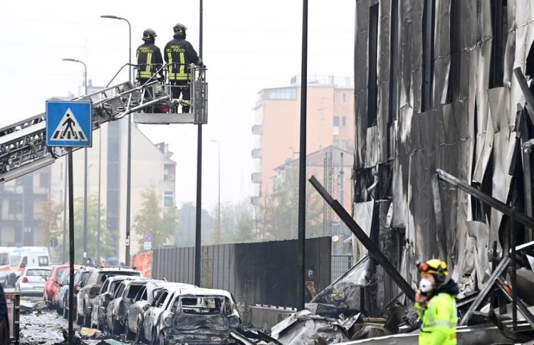 U padu aviona na zgradu u Milanu poginulo osmero ljudi, među kojima i dijete