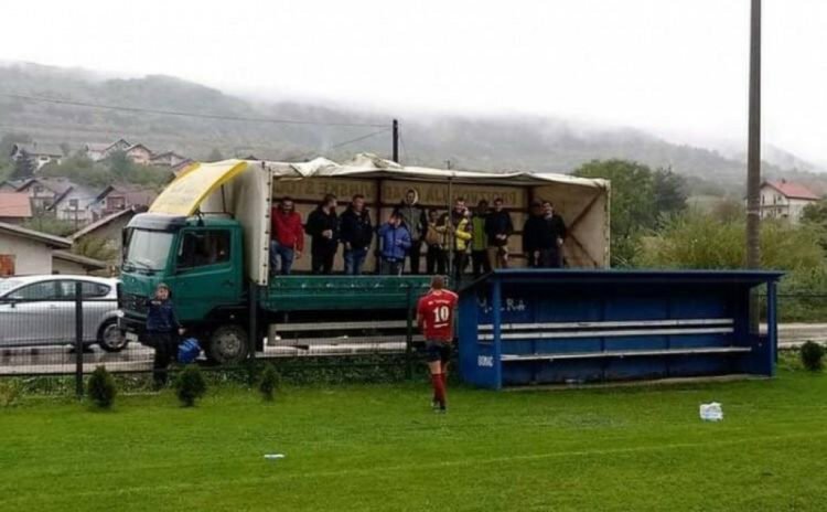 VIP loža s ovog bh. stadiona je apsolutni hit: Ušli u kamion, digli ceradu pa bodrili klub