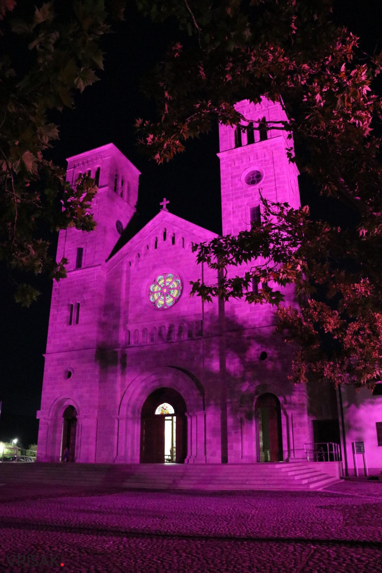 Širokobriješka crkva zasjala u rozoj boji